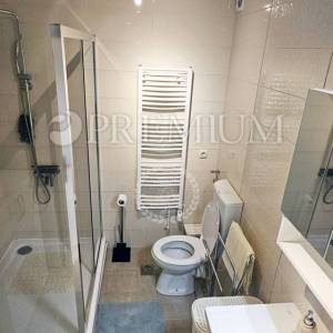 Njivice, prodaja namještenog apartmana, samo 300m od mora!