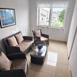 Njivice, prodaja namještenog apartmana, samo 300m od mora!