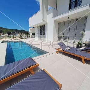 Nova vila s bazenom uz obalu jezera, Šibenik-okolica