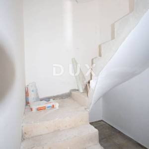 NOVALJA, JAKIŠNICA - Apartman 66m2 na prvom katu s predivnim pogledom na more
