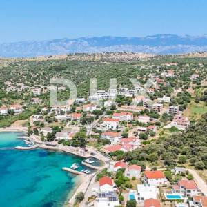 NOVALJA, JAKIŠNICA - Luksuzan stan s bazenom i vrtom, 123m2 