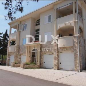 NOVALJA, PAG - Šarmantan apartman u centru, 300 m od mora