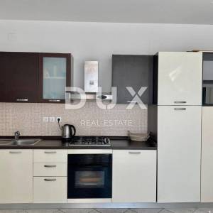 NOVALJA, PAG - Šarmantan apartman u centru, 300 m od mora