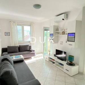 NOVALJA, PAG - Šarmantan apartman u centru, 300 m od mora
