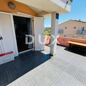 NOVALJA, PAG – ŠARMANTAN STAN S TERASOM I PARKINGOM BLIZU PLAŽE!