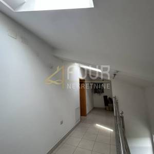 Novi Vinodolski, 158.54m2, u naravi 2 stana, 2 balkona, 50m od mora!