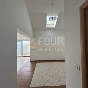 Novi Vinodolski, 158.54m2, u naravi 2 stana, 2 balkona, 50m od mora!
