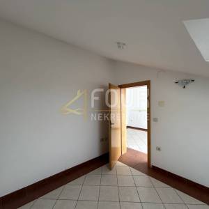 Novi Vinodolski, 158.54m2, u naravi 2 stana, 2 balkona, 50m od mora!