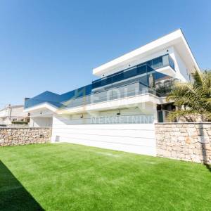 Novi Vinodolski, 391.72m2, vila s bazenom, saunom i pogledom na more, blizina plaže!