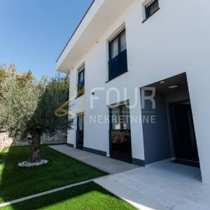 Novi Vinodolski, 391.72m2, vila s bazenom, saunom i pogledom na more, blizina plaže!