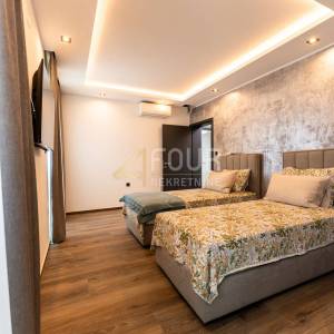 Novi Vinodolski, 391.72m2, vila s bazenom, saunom i pogledom na more, blizina plaže!