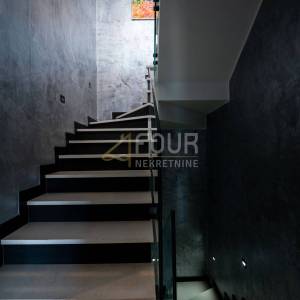 Novi Vinodolski, 391.72m2, vila s bazenom, saunom i pogledom na more, blizina plaže!