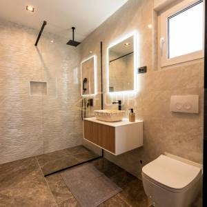Novi Vinodolski, 391.72m2, vila s bazenom, saunom i pogledom na more, blizina plaže!