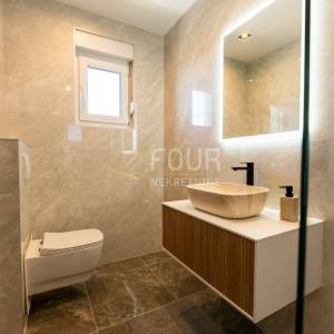 Novi Vinodolski, 391.72m2, vila s bazenom, saunom i pogledom na more, blizina plaže!