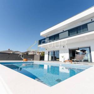 Novi Vinodolski, 391.72m2, vila s bazenom, saunom i pogledom na more, blizina plaže!