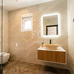 Novi Vinodolski, 391.72m2, vila s bazenom, saunom i pogledom na more, blizina plaže!