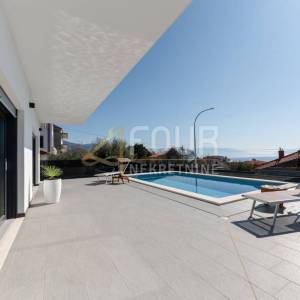 Novi Vinodolski, 391.72m2, vila s bazenom, saunom i pogledom na more, blizina plaže!