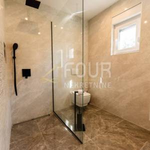 Novi Vinodolski, 391.72m2, vila s bazenom, saunom i pogledom na more, blizina plaže!