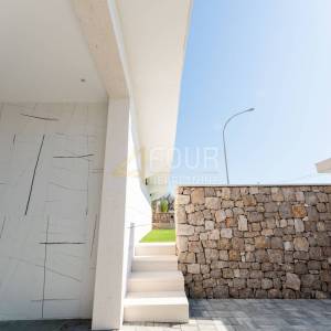 Novi Vinodolski, 391.72m2, vila s bazenom, saunom i pogledom na more, blizina plaže!