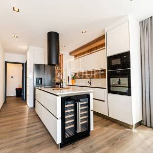 Novi Vinodolski, 391.72m2, vila s bazenom, saunom i pogledom na more, blizina plaže!