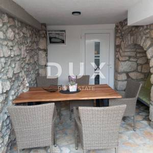 NOVI VINODOLSKI, BRIBIR - kuća s dva adaptirana stana
