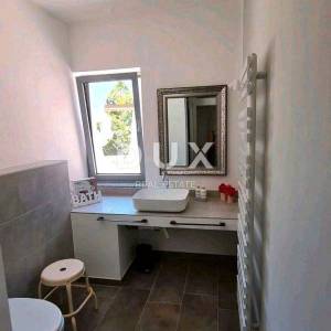 NOVI VINODOLSKI, BRIBIR - kuća sa tri stana, pogledom i bazenom