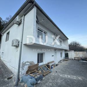NOVI VINODOLSKI, BRIBIR - Samostojeća kuća, 2 apartmana, garaža, uređeno!