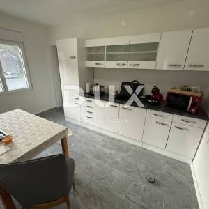 NOVI VINODOLSKI, BRIBIR - Samostojeća kuća, 2 apartmana, garaža, uređeno!