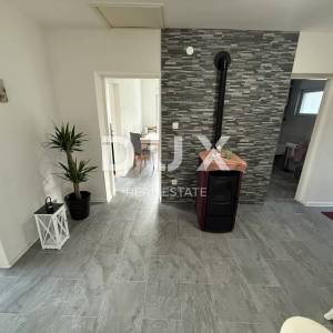 NOVI VINODOLSKI, BRIBIR - Samostojeća kuća, 2 apartmana, garaža, uređeno!