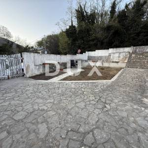 NOVI VINODOLSKI, BRIBIR - Samostojeća kuća, 2 apartmana, garaža, uređeno!