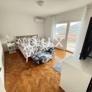 NOVI VINODOLSKI, BRIBIR - Samostojeća kuća, 2 apartmana, garaža, uređeno!
