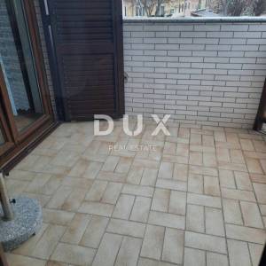 NOVI VINODOLSKI, CENTAR - stan u strogom centru na odličnoj lokaciji! PRILIKA!