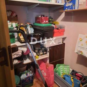 NOVI VINODOLSKI, CENTAR - stan u strogom centru na odličnoj lokaciji! PRILIKA!