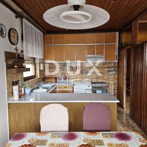 NOVI VINODOLSKI, CENTAR - TOP LOKACIJA! Kuća s velikim potencijalom