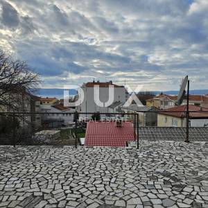 NOVI VINODOLSKI, CENTAR - TOP LOKACIJA! Kuća s velikim potencijalom