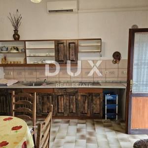 NOVI VINODOLSKI, CENTAR - TOP LOKACIJA! Kuća s velikim potencijalom