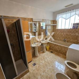 NOVI VINODOLSKI, CENTAR - TOP LOKACIJA! Kuća s velikim potencijalom