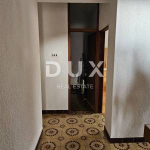 NOVI VINODOLSKI, CENTAR - TOP LOKACIJA! Kuća s velikim potencijalom