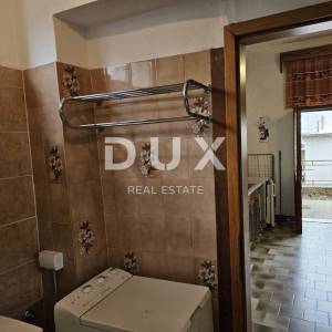 NOVI VINODOLSKI, CENTAR - TOP LOKACIJA! Kuća s velikim potencijalom