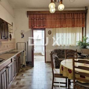 NOVI VINODOLSKI, CENTAR - TOP LOKACIJA! Kuća s velikim potencijalom