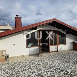 NOVI VINODOLSKI, CENTAR - TOP LOKACIJA! Kuća s velikim potencijalom