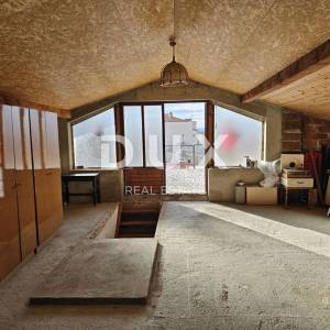 NOVI VINODOLSKI, CENTAR - TOP LOKACIJA! Kuća s velikim potencijalom