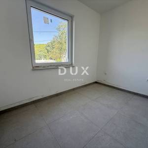 NOVI VINODOLSKI - Dvosobni apartman u novogradnji s okućnicom!
