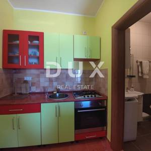 Novi Vinodolski, Klenovica - Uređena kuća s dva apartmana i garažom