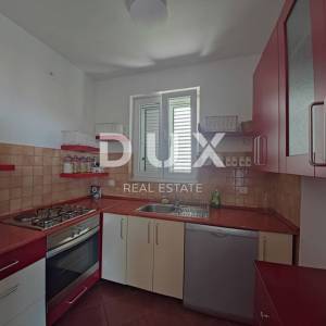 Novi Vinodolski, Klenovica - Uređena kuća s dva apartmana i garažom