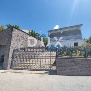 Novi Vinodolski, Klenovica - Uređena kuća s dva apartmana i garažom