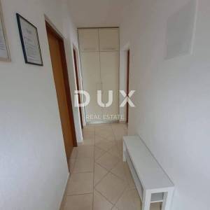 NOVI VINODOLSKI, KLENOVICA -  Kuća s apartmanima i pogledom na more