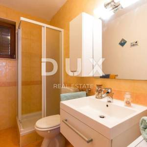 NOVI VINODOLSKI, KLENOVICA -  Kuća s apartmanima i pogledom na more