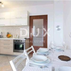 NOVI VINODOLSKI, KLENOVICA -  Kuća s apartmanima i pogledom na more