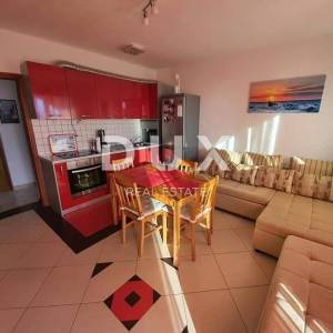 NOVI VINODOLSKI, KLENOVICA -  Kuća s apartmanima i pogledom na more